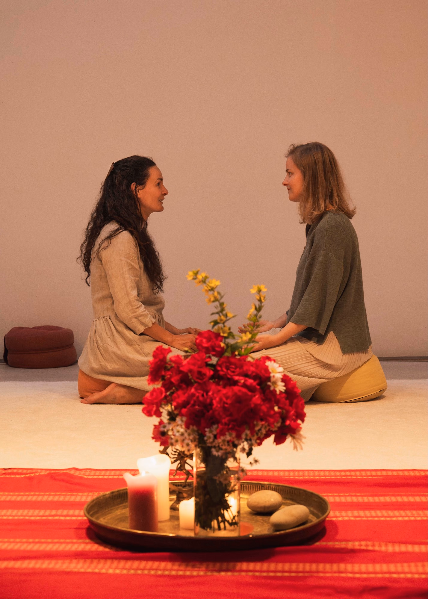 Zwei Frauen in Umarmung im Tantra-Seminar in Frankfurt